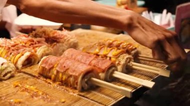 Şef Japon pilavı hazırlar ve servis eder.