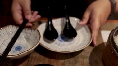 Çubuk ve tabakla servis edilen buğulanmış çörekler.