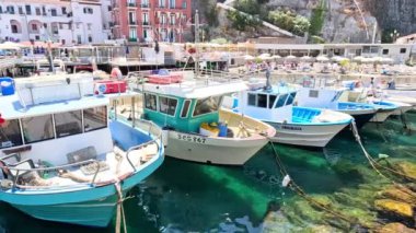 Sorrento Limanı 'na renkli tekneler yanaştı