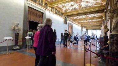 Uffizi Galerisi 'nin süslü koridorunu keşfeden insanlar.