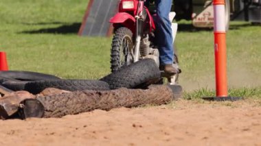 Kir motosikleti zorlu arazide ustalıkla ilerliyor.