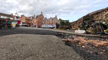 Crail, İskoçya 'da balıkçılık malzemeleriyle liman inşaatı