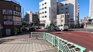 Araçlar şehir kavşağında yüksek kuleden geçiyor.