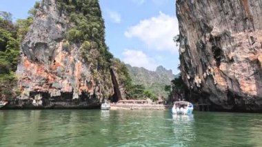 Tekne görkemli bir karst manzarasında yol alıyor.