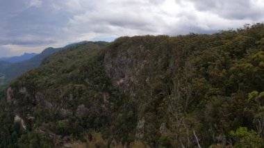 Değişen arazilerde ve yemyeşil alanlarda bir yolculuk