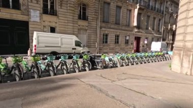 Paris 'te kiralık bir istasyonda park etmiş bisikletleri.