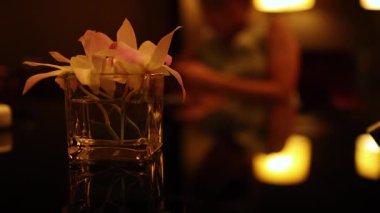 Çiçekler ve mumlar sıcak, samimi bir atmosfer yaratır.