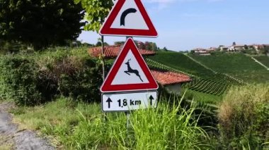 İtalya 'nın kırsal kesimlerinde trafik işaretleri