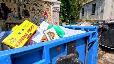 Karton ve atık dolu geri dönüşüm kutuları