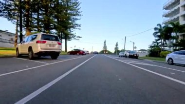 Broadbeach, Gold Coast 'a manzaralı bir yolculuk.