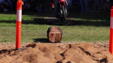 Motosiklet bir kütük engeline tırmanıyor ve iniyor