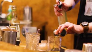 Barmen barda kokteylleri ustalıkla hazırlar.