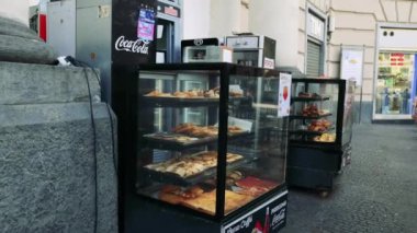 Pastalar ve tatlılar cam bir kutuda sergileniyor.