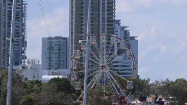 Yelkenli dönme dolap ile şehir boyunca ilerliyor.