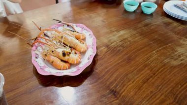 Birlikte deniz ürünleri yiyip eğleniyoruz.