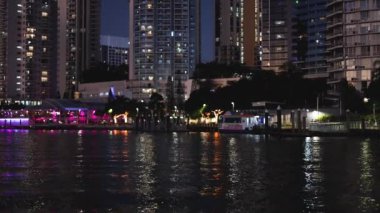 Bir şehrin zamanı Ufuk çizgisi ve gece nehri