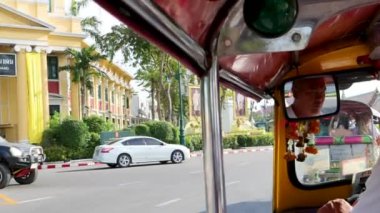 Trafikte bir tuk-tuk yolculuğu sırasında yolcuların görüşü