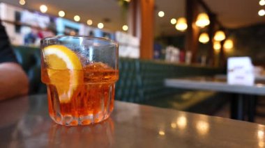 Limonlu ferahlatıcı bir içecek.