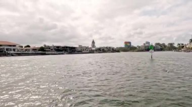 Şehir manzaralı bir nehirde kürek çeken kişi