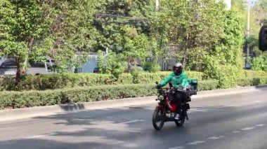 Güneşli bir günde çeşitli araçlar hareket ediyor