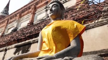 Ayutthaya 'da sarı cüppeli Buda heykeli