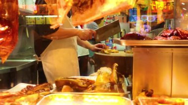 Hong Kong pazarında domuz dilimleme satıcısı.