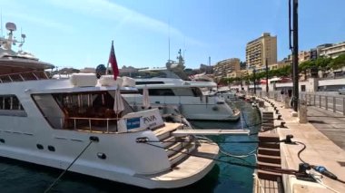Monte Carlo limanına lüks yatlar yanaştı.