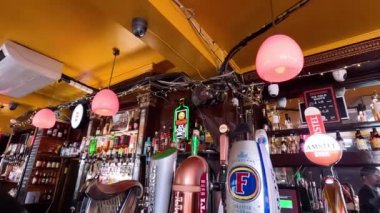 Londra barında içki servisi yapan barmen.