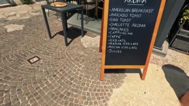 Güneşli Napoli 'de açık kafe menü panosu