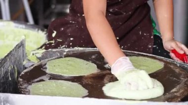 Sıcak ızgarada yeşil krep hazırlamak ve pişirmek