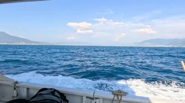 Sorrento, Napoli, İtalya yakınlarındaki dalgalarda yol alan tekne.