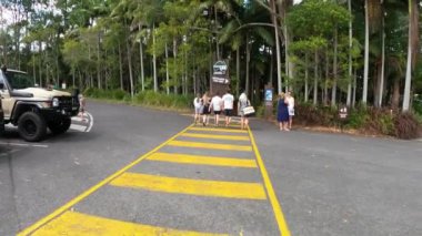 İnsanlar otoparktan park yerine yürüyorlar.