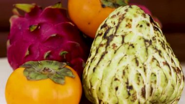 Ejderha meyveleri ve hurmaların canlı düzenlemesi