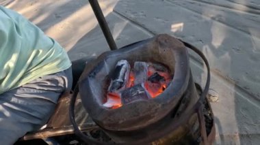 Izgarada kömür yakmak ve ısıtmak