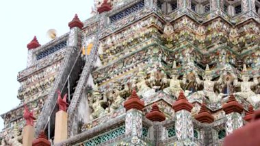 Wat Arun 'un süslü pagodasının detaylı görüntüsü