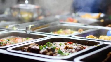 Sokak yemeklerinde çeşitli köri yemekleri sergileniyor.