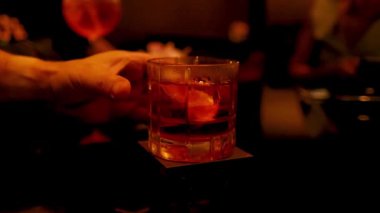 Barda bir içki teslim edilir.