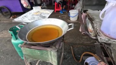 Sıra sıra sokak yemekleri ve atıştırmalıkları.