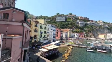 Tekneleri ve renkli binaları olan resim gibi bir liman.