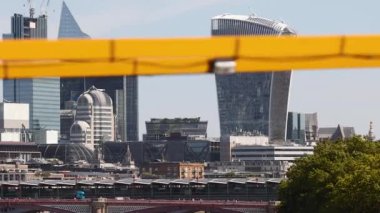 Geçen araçlarla Londra silueti
