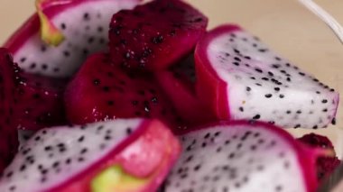 Canlı ejderha meyve dilimlerine yakın çekim