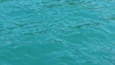 Turkuaz su yüzeyinde hafif dalgalar