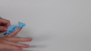 Mavi bir dinozor oyuncağı fırlatıyor.