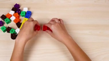 Masada rengarenk bağlayıcı küpleri birleştiren eller