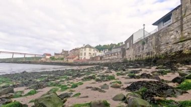 Kayalık sahil ve binaların manzarası