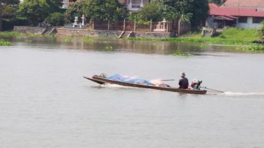 Yük ve yolcularla nehirden geçen tekne.