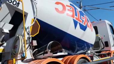 Melbourne 'da dönen çimento kamyonu