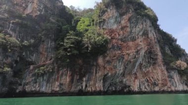 Durgun bir göl kenarındaki yüksek bir uçurumun zaman atlaması