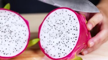 Ejderha meyvelerini titizlikle dilimlemek.