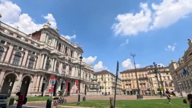 Torino 'da tarihi binaların yakınında yürüyen insanlar